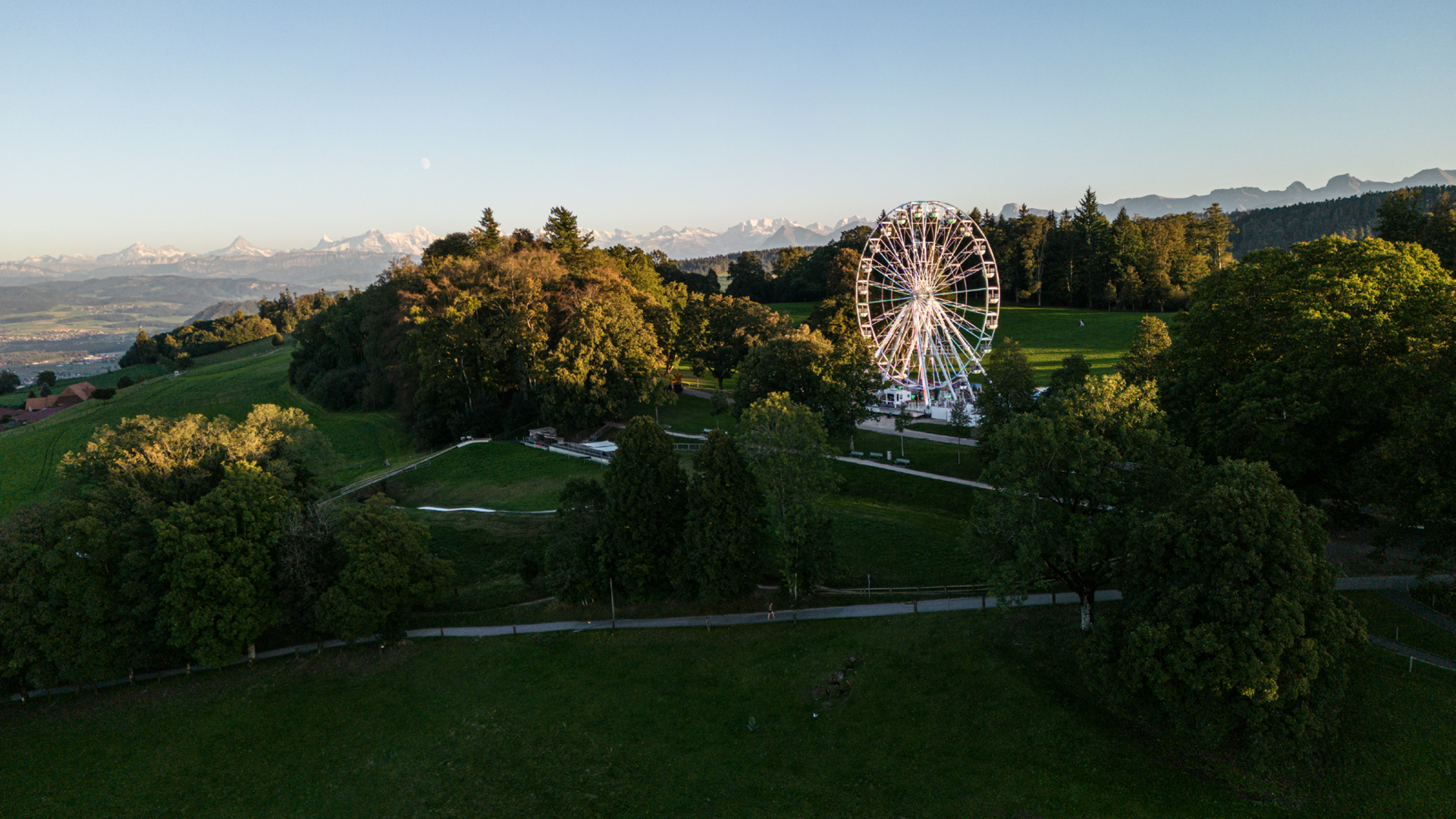 Das Riesenrad auf dem Gurten und die schweizer Alpen.