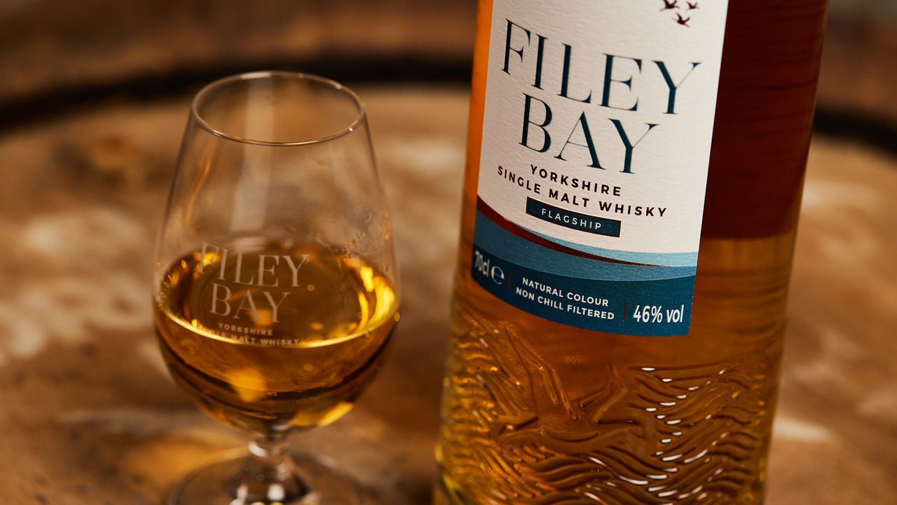Filey Bay Whisky Flasche und ein Whisky Glas