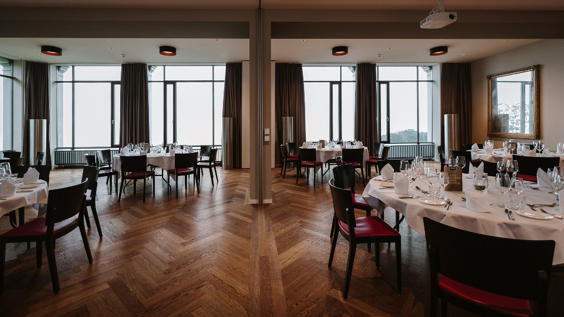 Die zusammengeschlossenen Räume Ussicht und Wytsicht mit gedeckten Tischen