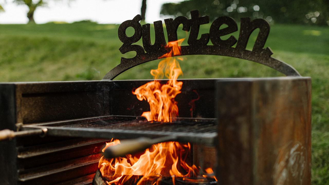 Grillstelle mit Feuer im Gurten - Park im Grünen
