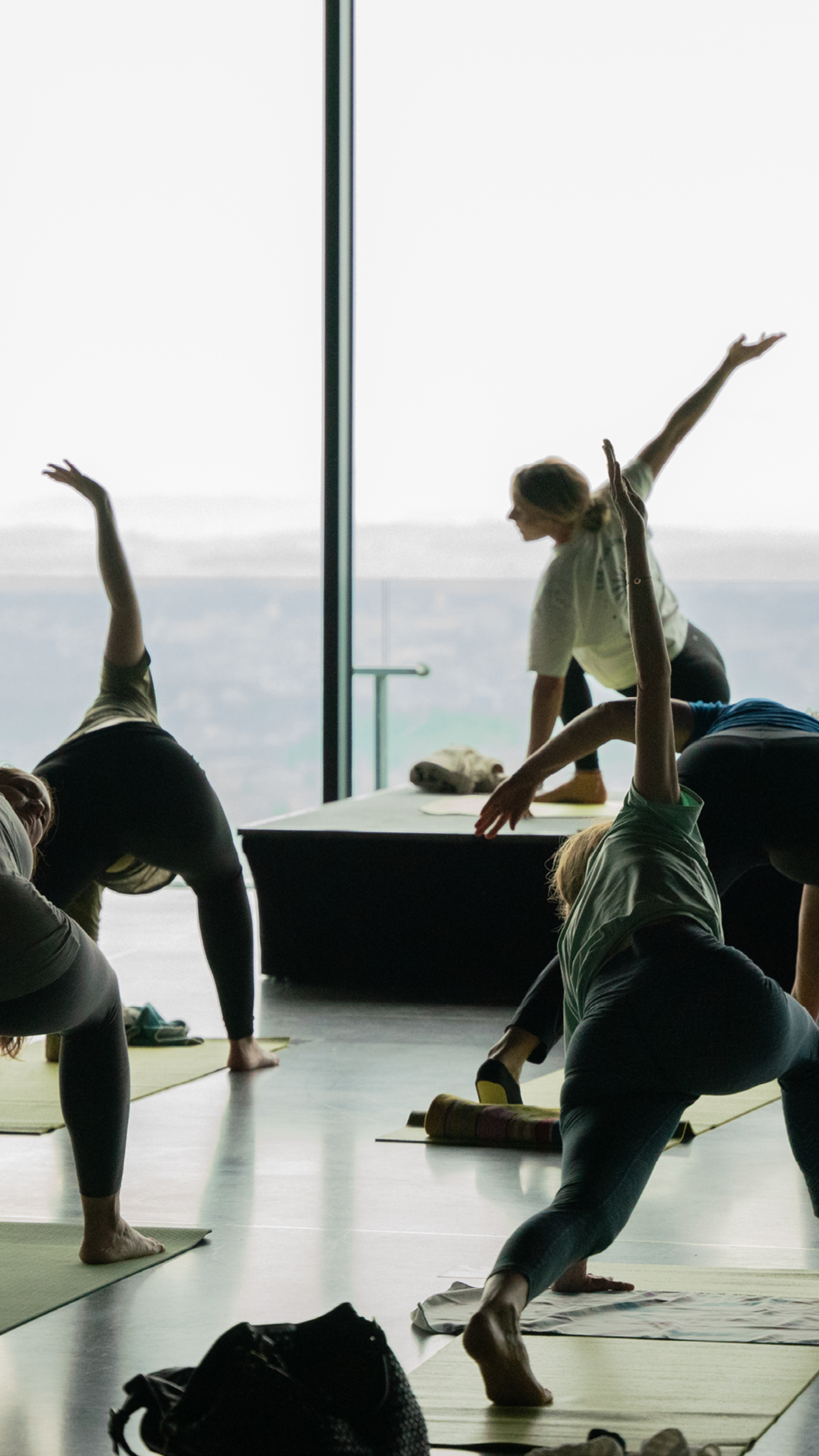 Verschiedene Personen machen Yoga mit Aussicht auf die Stadt Bern