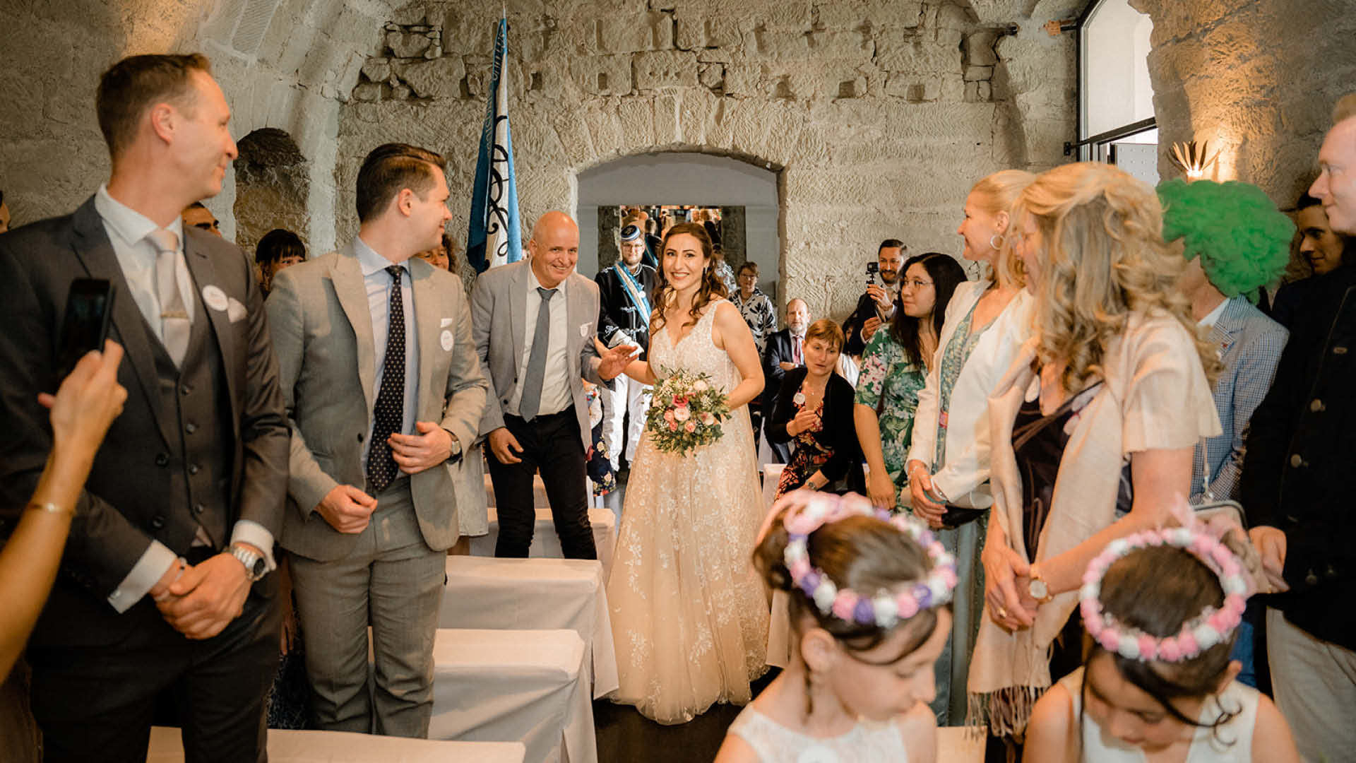 Eine Hochzeitsgesellschaft im Gewölbekeller.