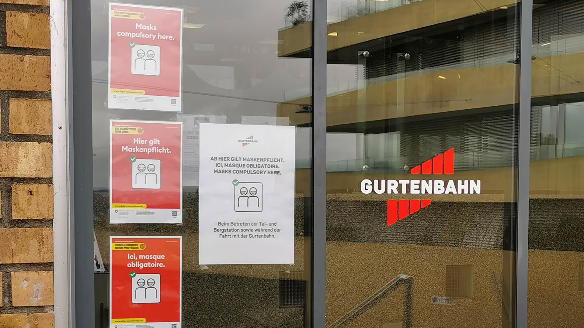 Bild der Scheibe der Talstation mit Corona-Warnhinweisen