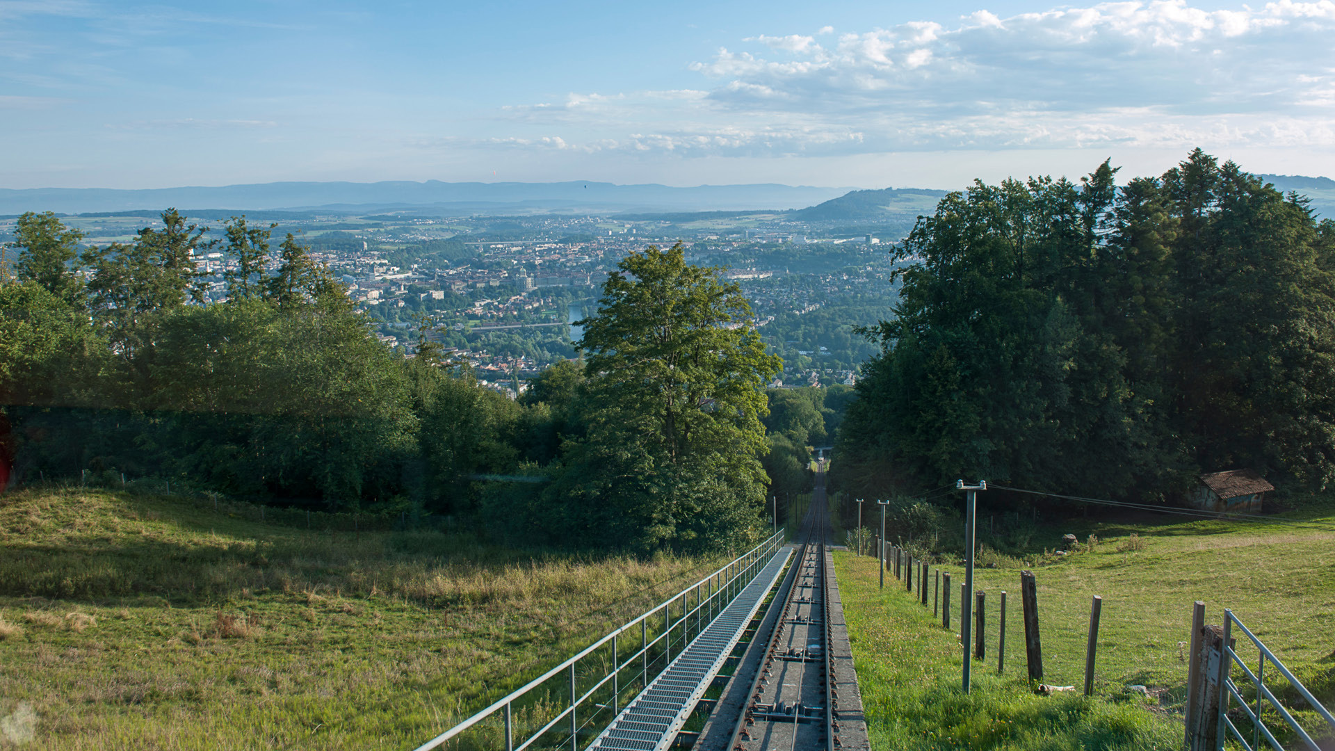 Bahnschiene der Gurtenbahn mit der Aussicht über die Stadt Bern im Hintergrund