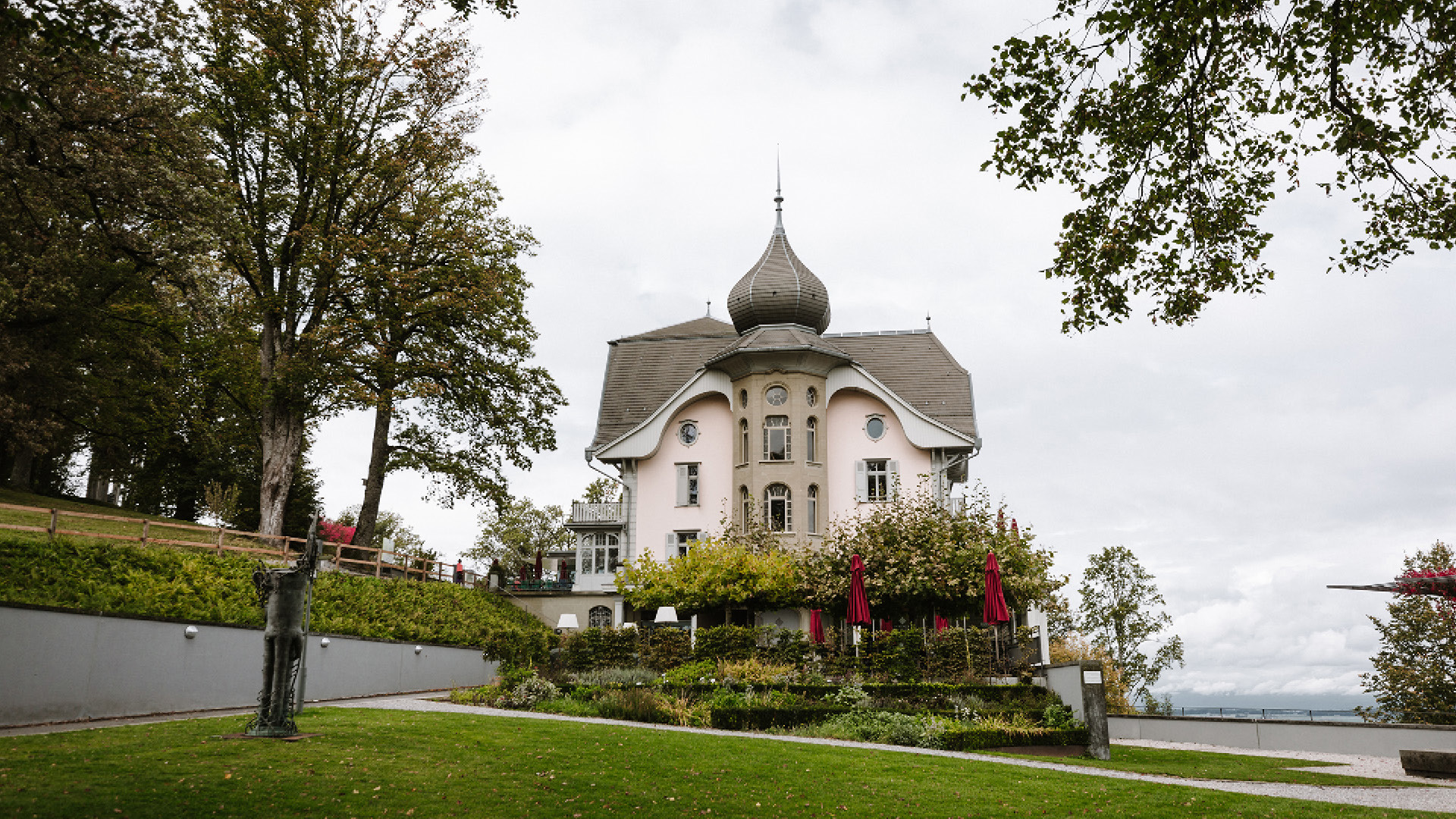 Das Kulm-Gebäude auf dem Gurten an einem bewölkten Herbsttag