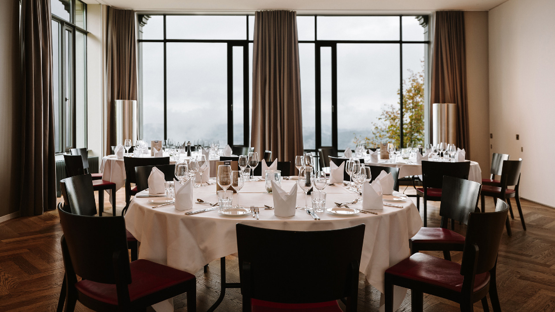 Der Eventraum "Ussicht" schön aufgedeckt für einen Anlass.