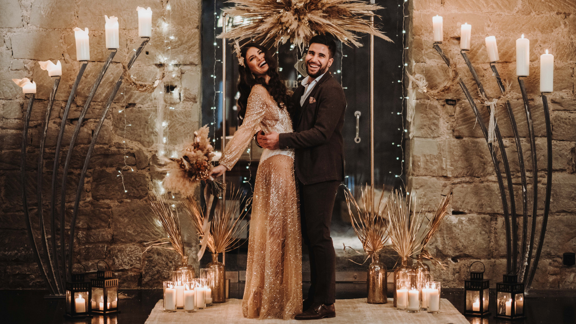 Glückliches Hochzeitspaar bei Kerzenschein vor dem Gewölbekeller