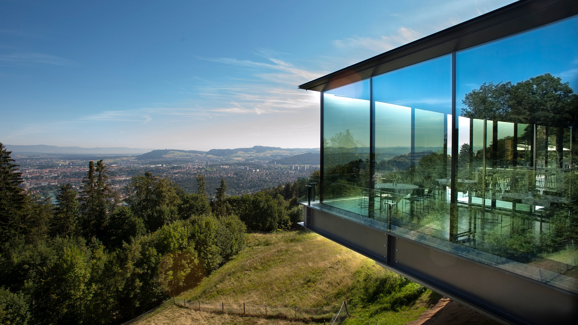 Die Eventlokalität Pavillon mit Sicht auf Bern und das Mittelland