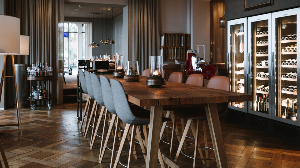 Ein grosser Holztisch inmitten des Restaurant Gurtners