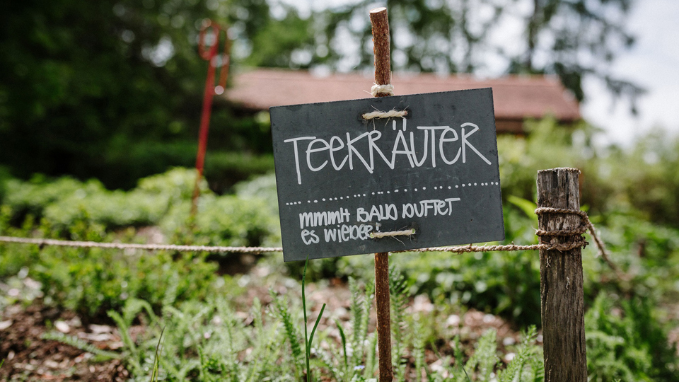 Ein Teekräuter-Schild im Gurtengärtli.