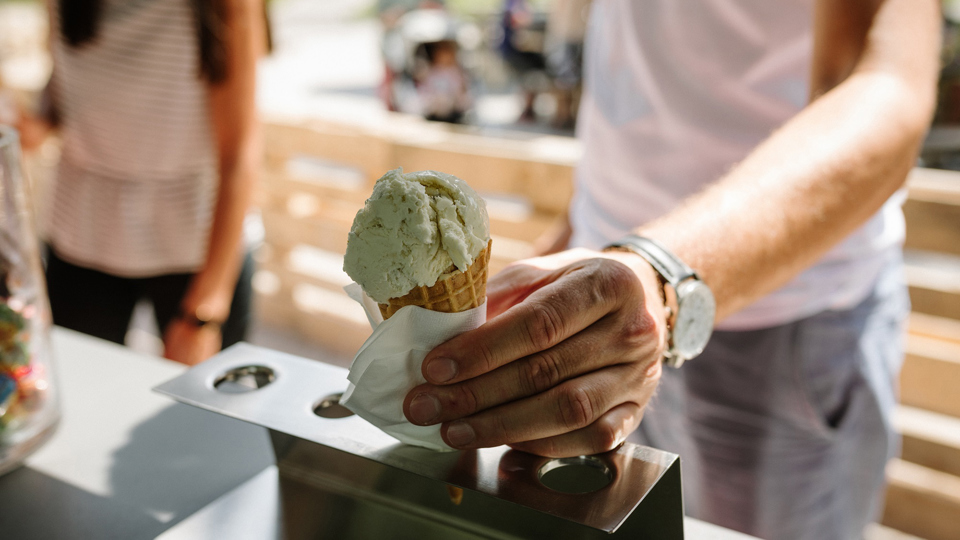 Ein Mann nimmt ein Eis entgegen.