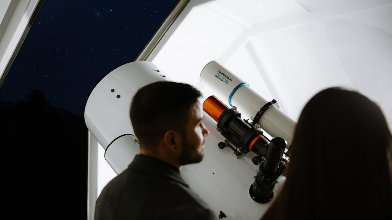 Paar bei einem Teleskop