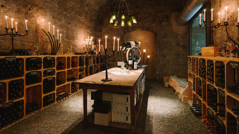 Der Weinkeller im Gewölbekeller auf dem Gurten.