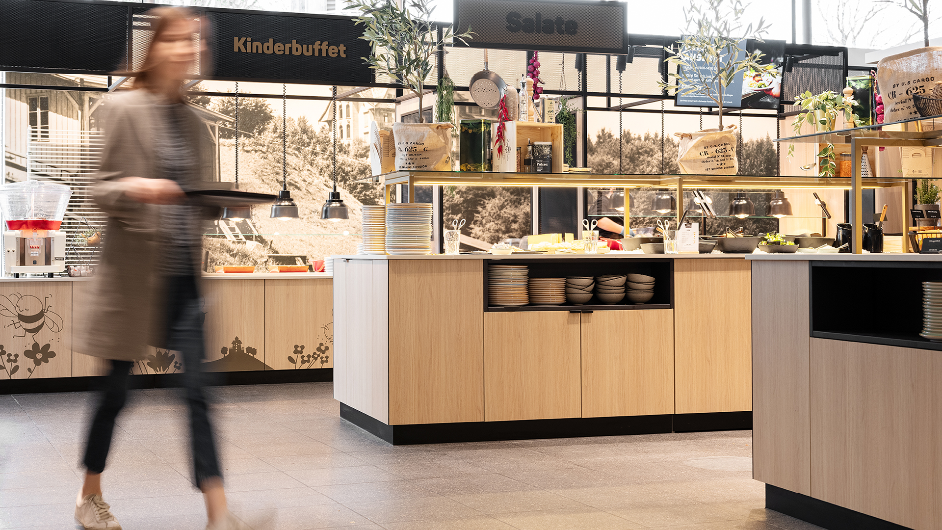 Eine Frau die an den verschiedenen Brunch-Buffets im Huusbüfe vorbe geht.