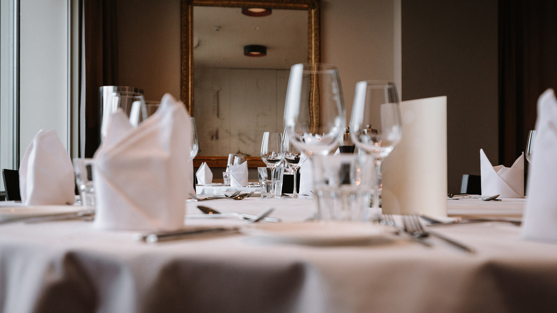 Ein gedeckter Tisch im zusammengeschlossenen Raum Ussicht und Wytsicht