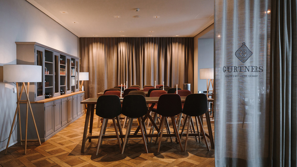 Die Hochtische in der Bibliothek vom Restaurant Gurtners