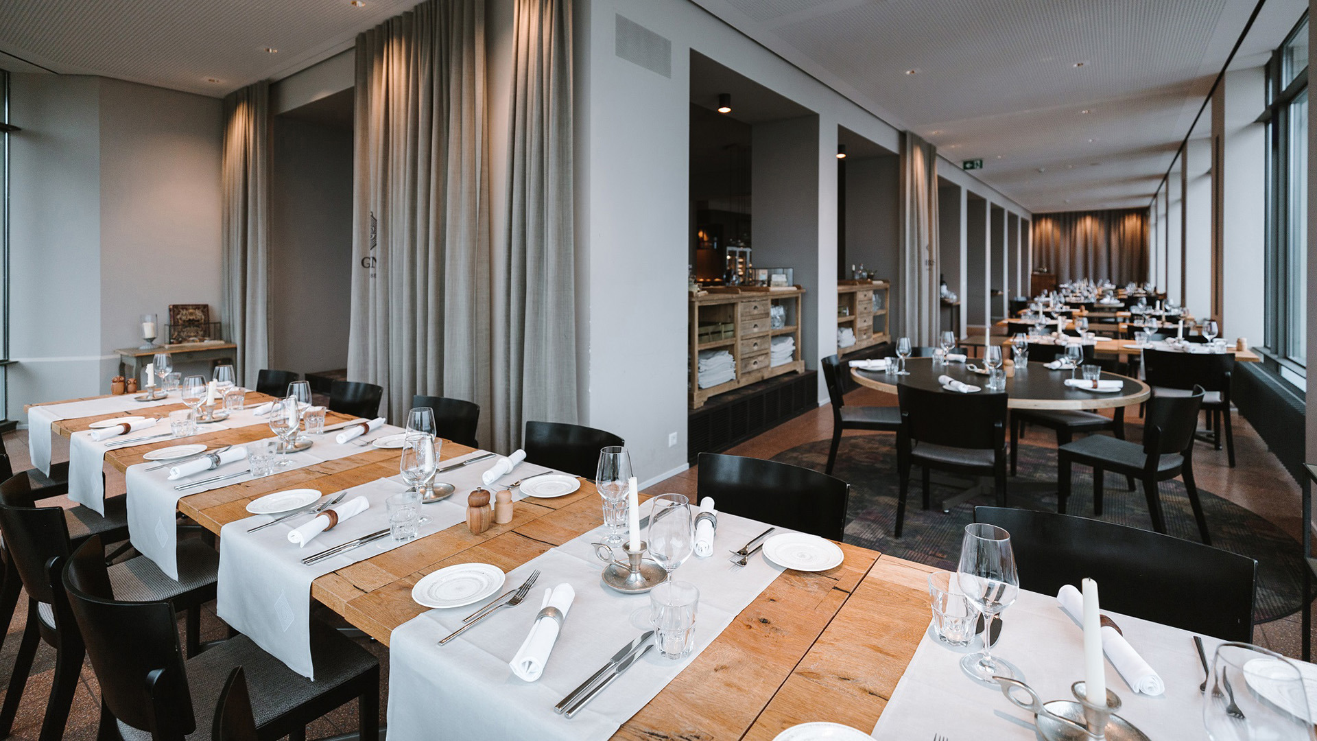 Gedeckte Tische an der Fensterfront im Restaurant Gurtners