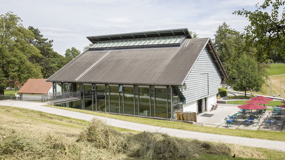 Die Eventlocation Schüür von hinten mir der grossen Terrasse seitlich