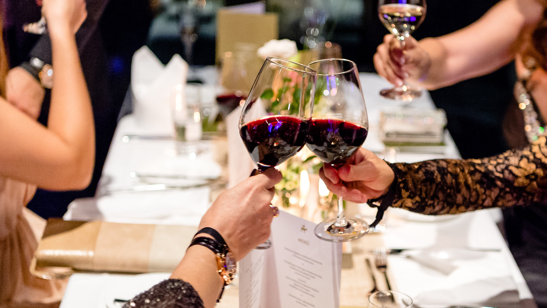 Zwei Personen am Anstossen an einem Klassentreffen