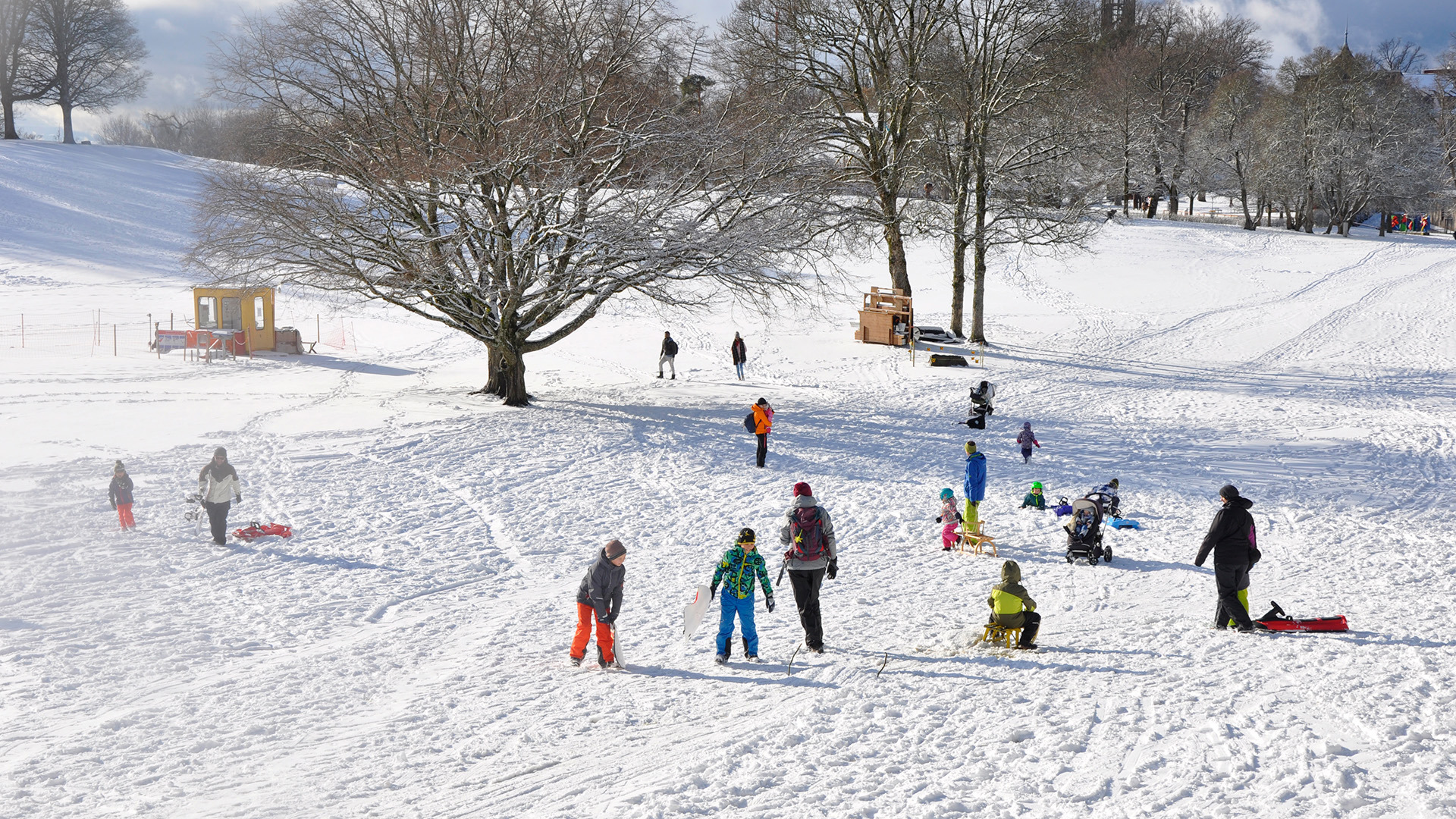 Winterlandschaft auf Gurten mit vielen spielenden Kindern