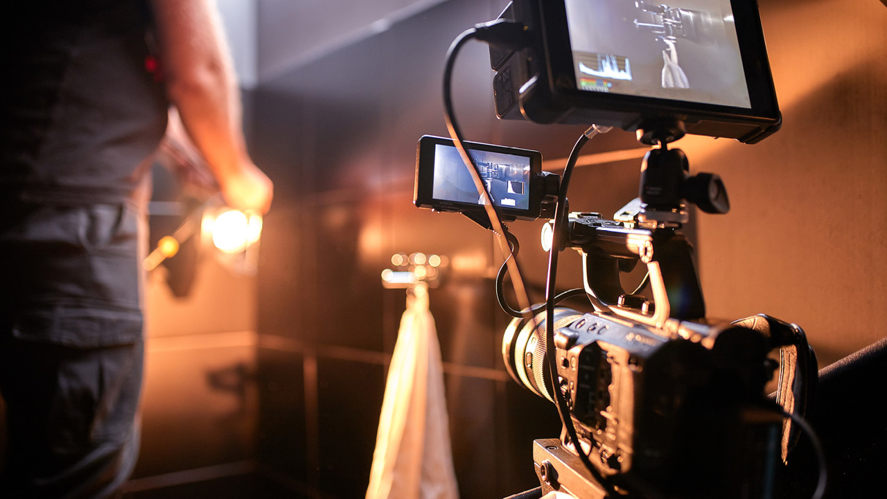 Filmsetup mit Filmkulisse im Hintergrund