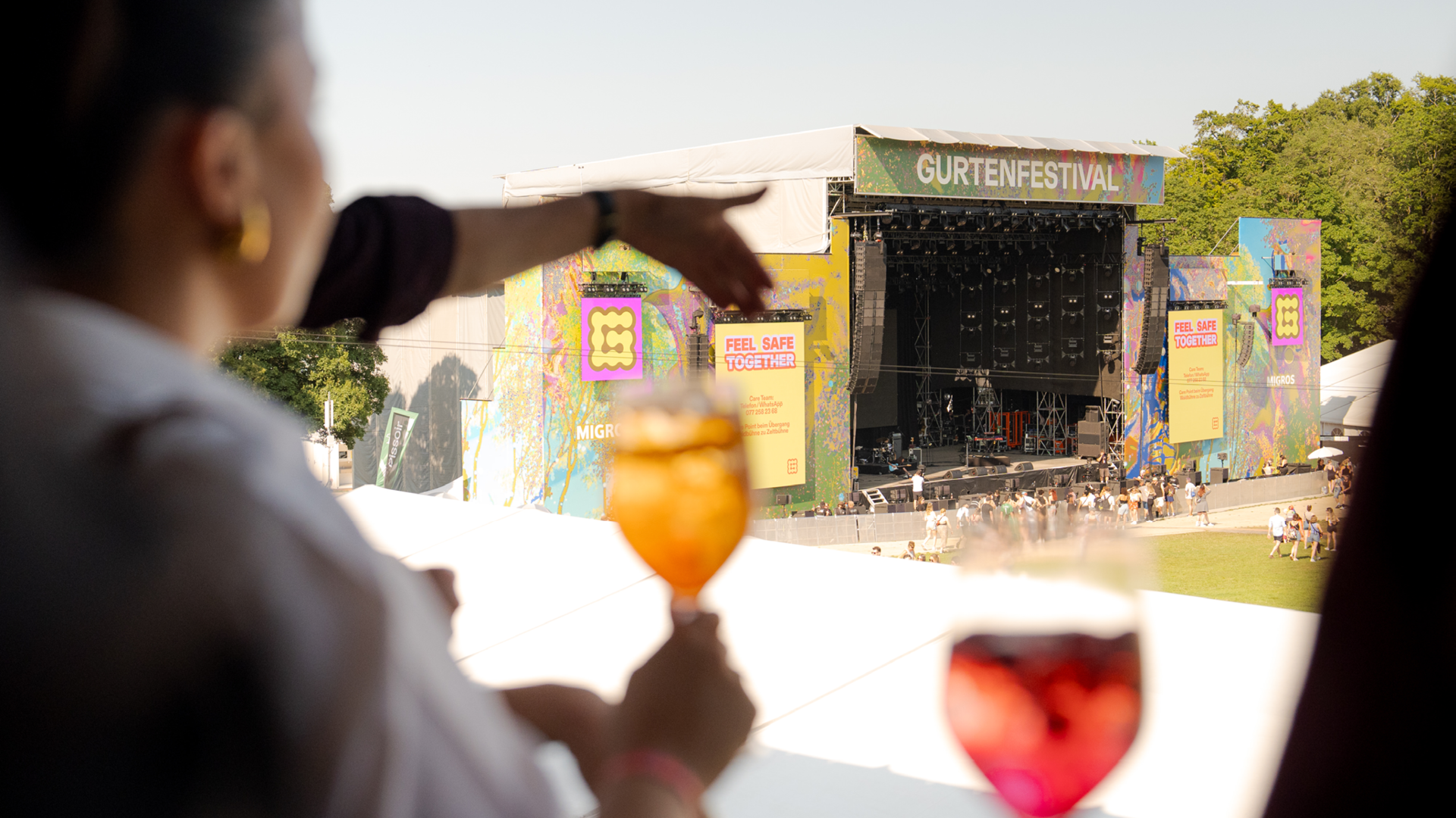 Zwei Personen mit Gläser in den Händen in der VIP-Lounge