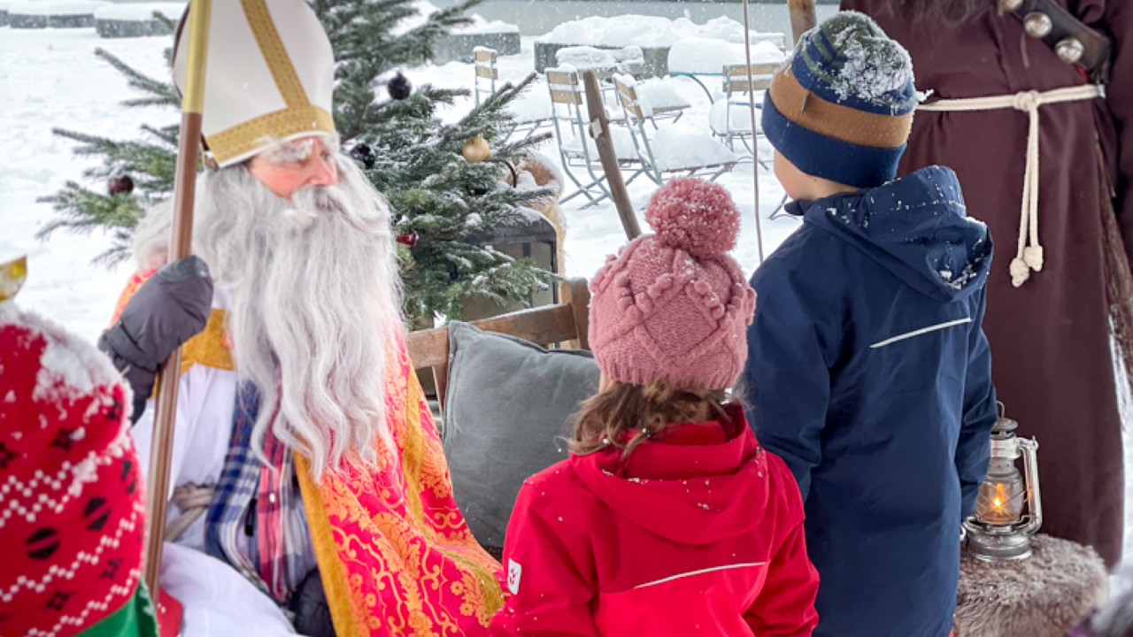 Der Samichlous spricht mit zwei Kindern.