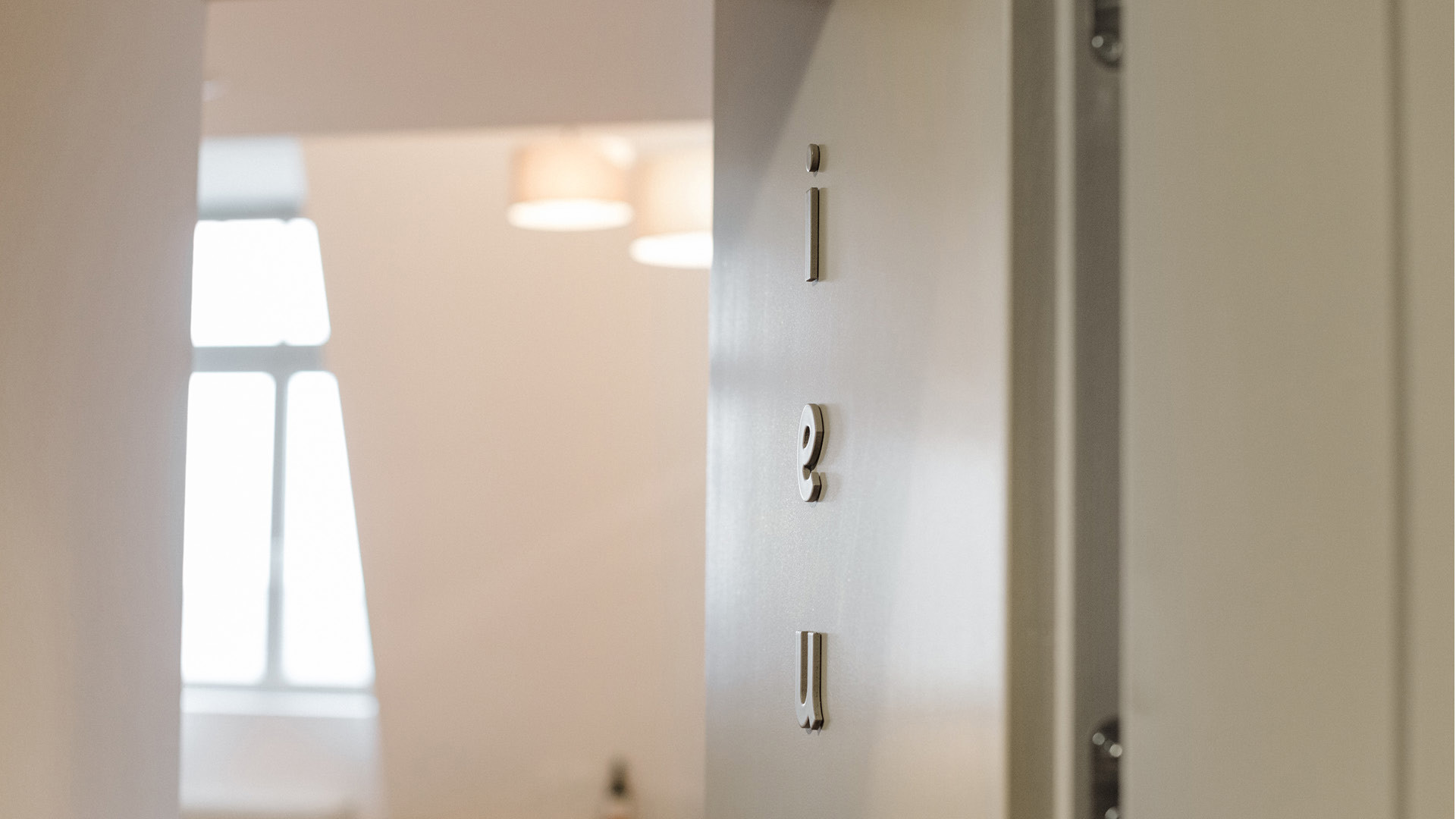 Die Hoteltüre ist in 3D-Schrift "Ieu" beschriftet.