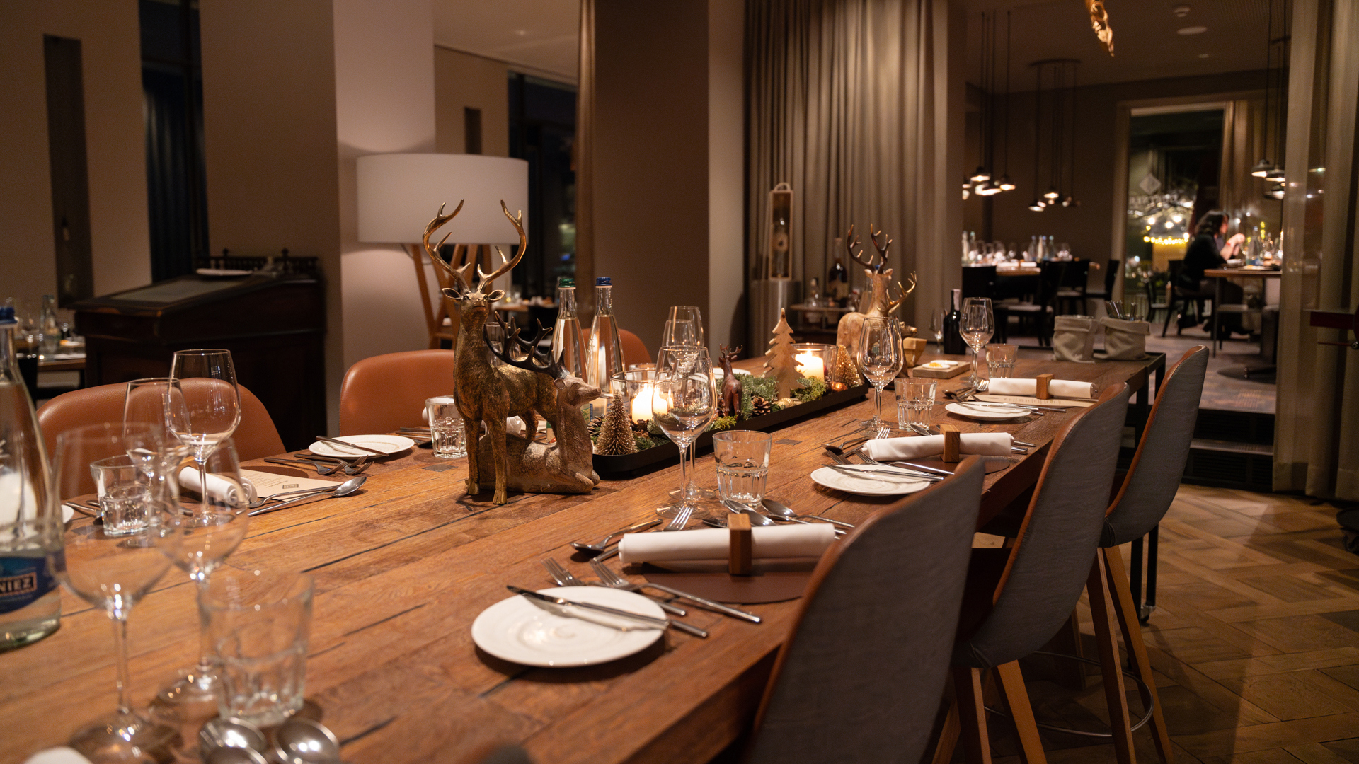 Festlich gedeckter langer Holztisch im Restaurant Gutners.