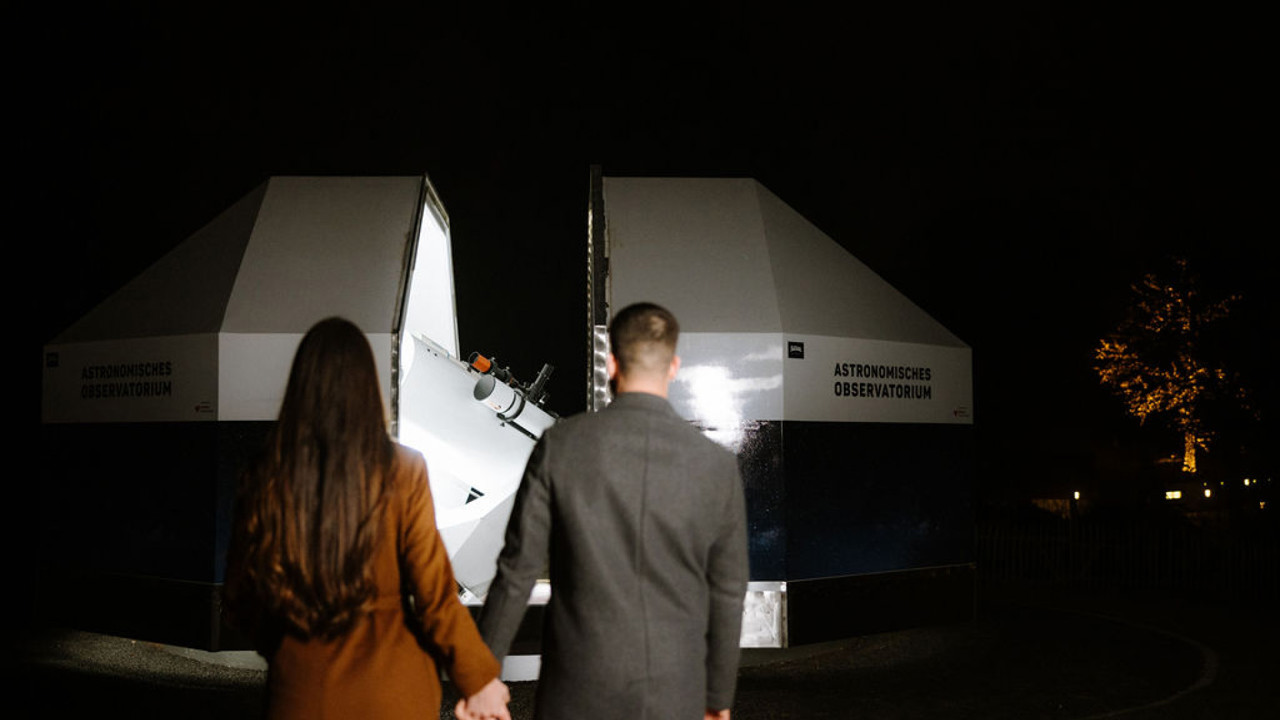 Zwei Personen welche zur Sternwarte des Gurten gehen.