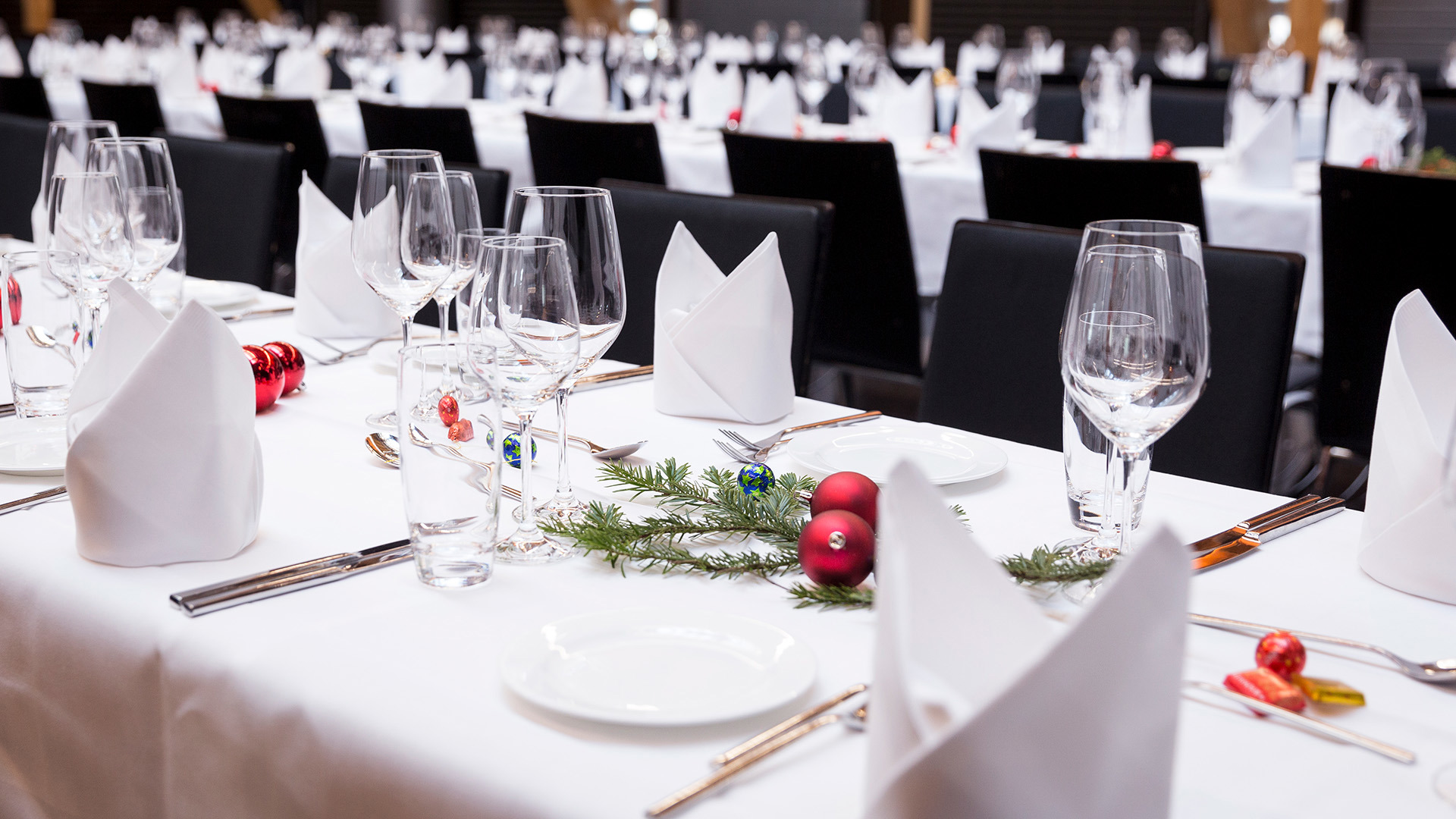 Ein weihnachtlich gedeckter Tisch