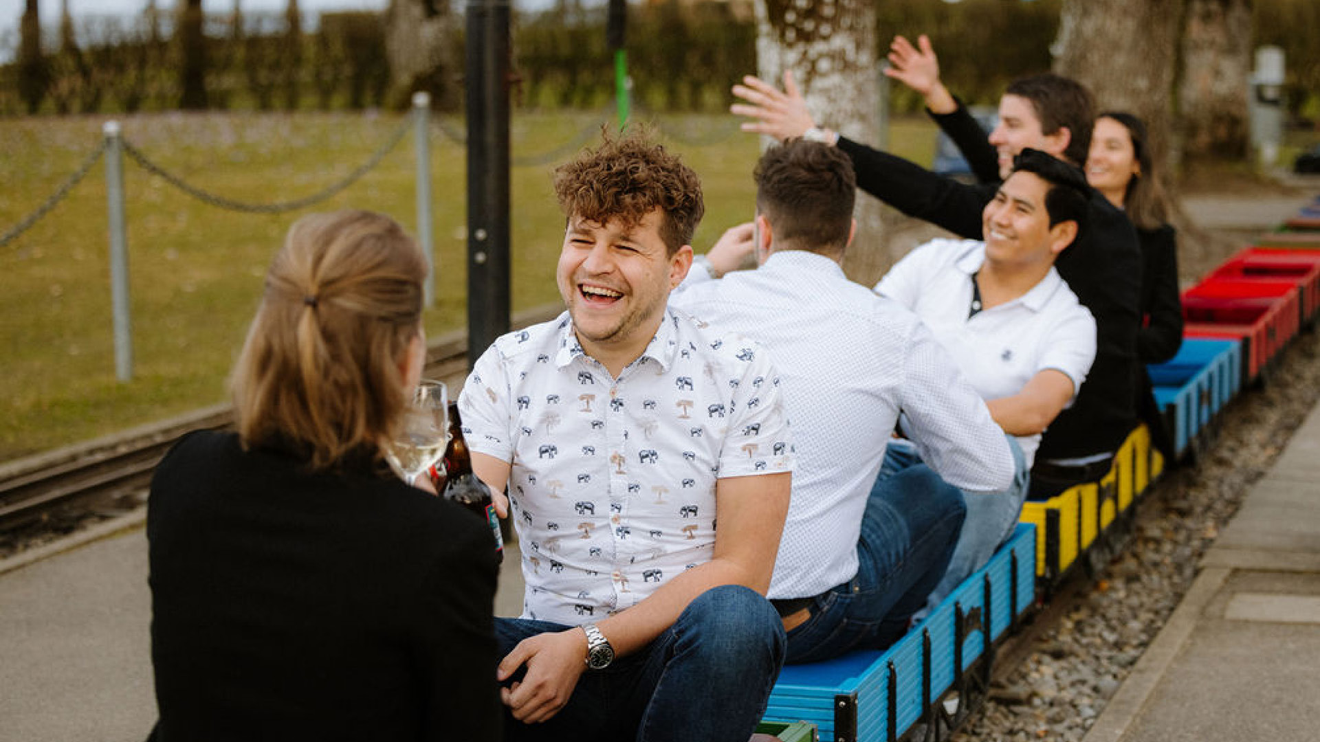 Menschen, die ein Apéro auf Kleineisenbahn geniessen