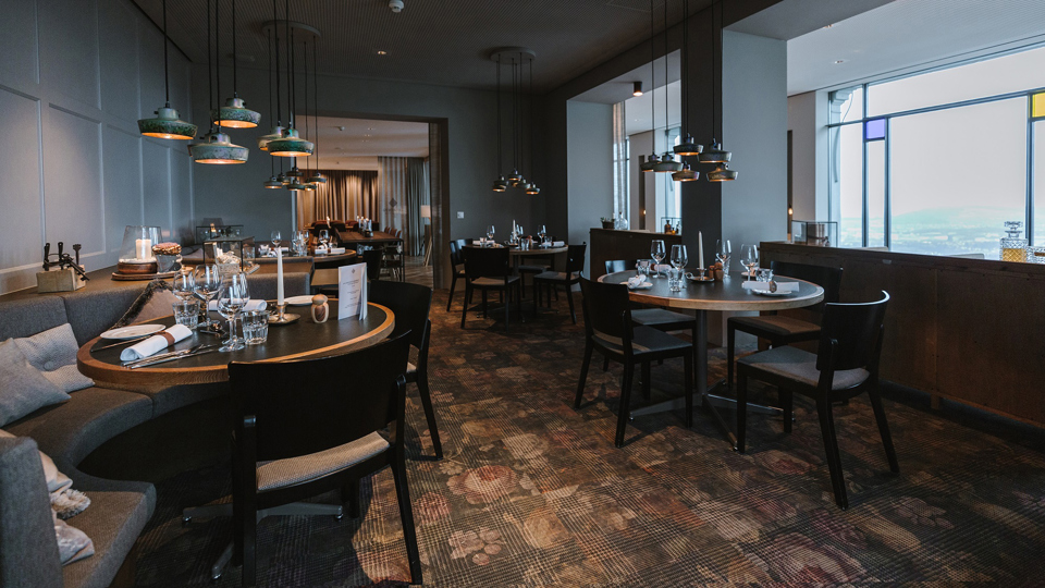 Gedeckte runde Tische in der Stube des Restaurant Gurtners