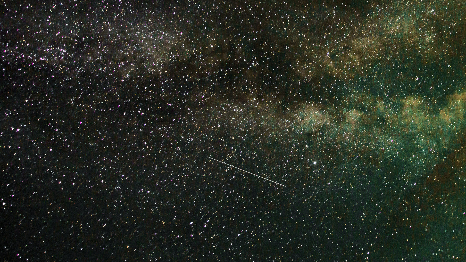 Sternehimmel mit grünstich. Eine Sternschnuppe ist zusehen.