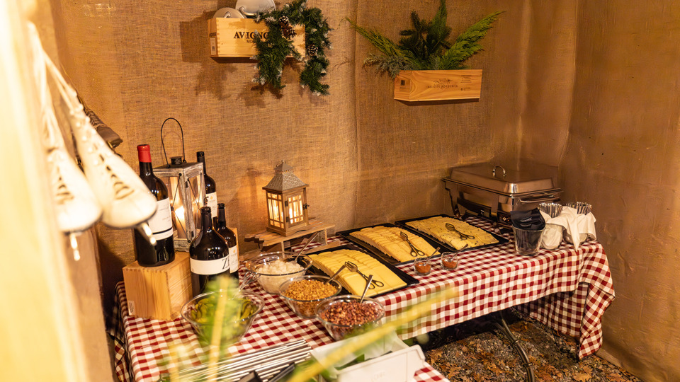 Raclette-Buffet in einem winterlich dekorierten Chalet vom Winterdörfli auf dem Gurten
