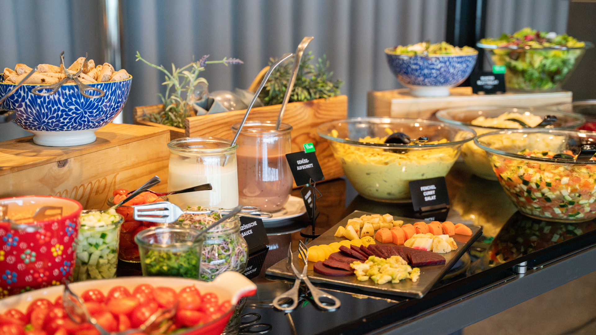 Das vegetarische Buffet beim Yoga brunch. Es enthält: Tomaten, verschiedenes Gemüse, verschiedene Salate und Salatsaucen.