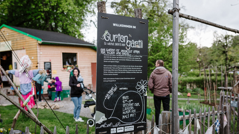 Der Eingangsbereich vom Gurtengärtli mit einer Tafel mit den wichtigsten Informationen