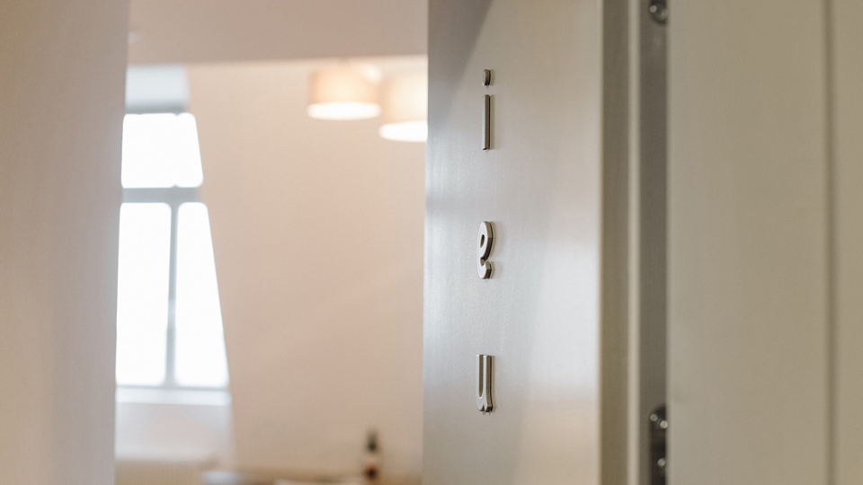 Das Hotelzimmer ieu mit 3D-Schriftzug