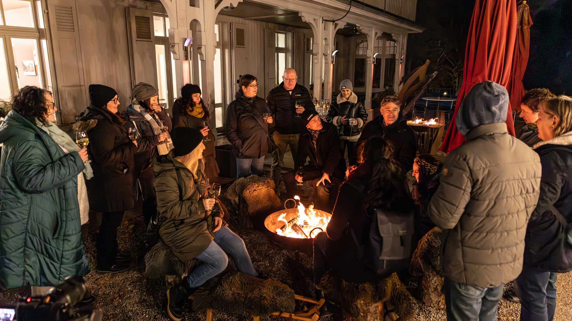 Eine Gruppe rund um das Lagerfeuer