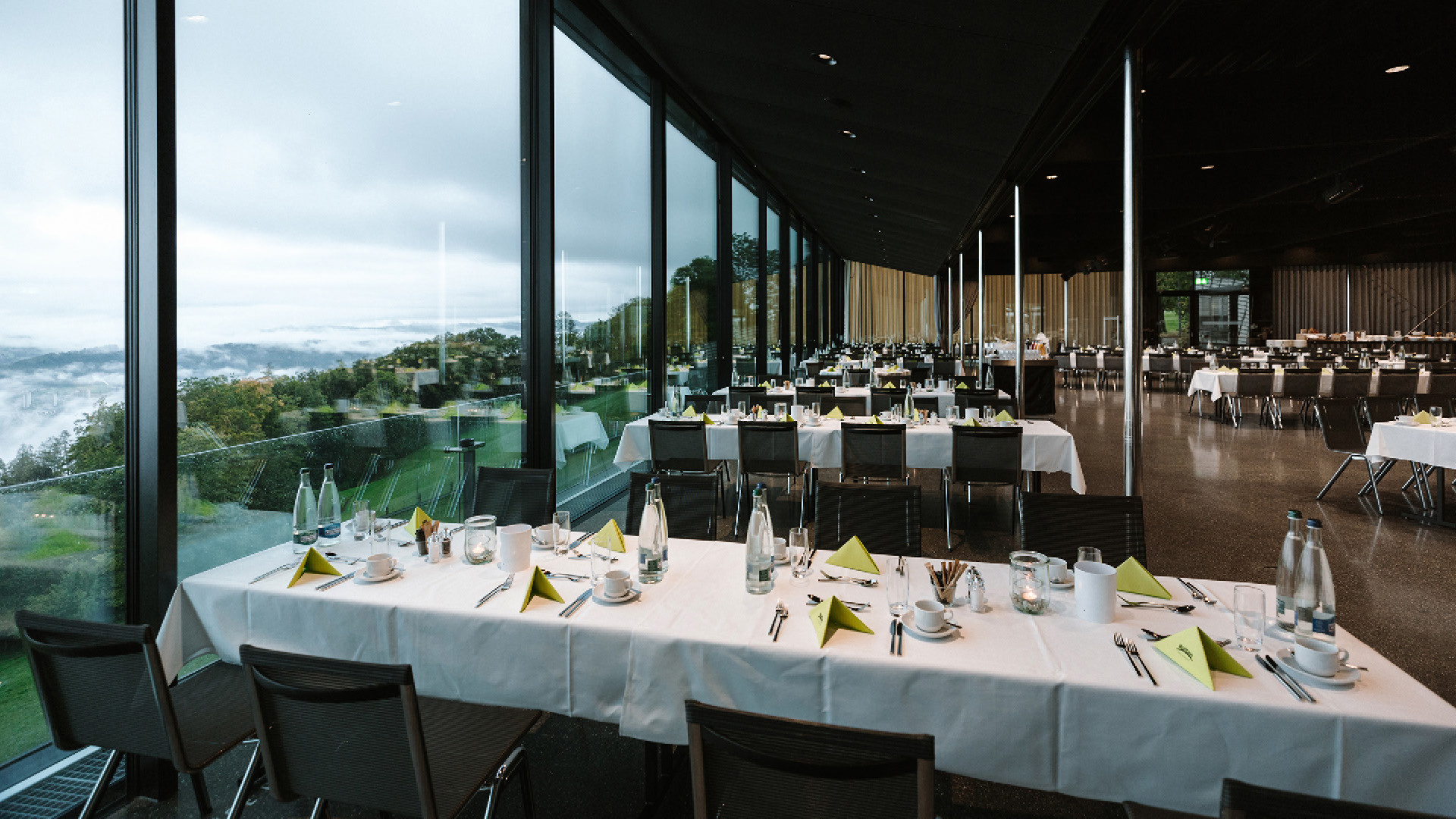 Gedeckte Tische für den Verwöhnbrunch im Pavillon