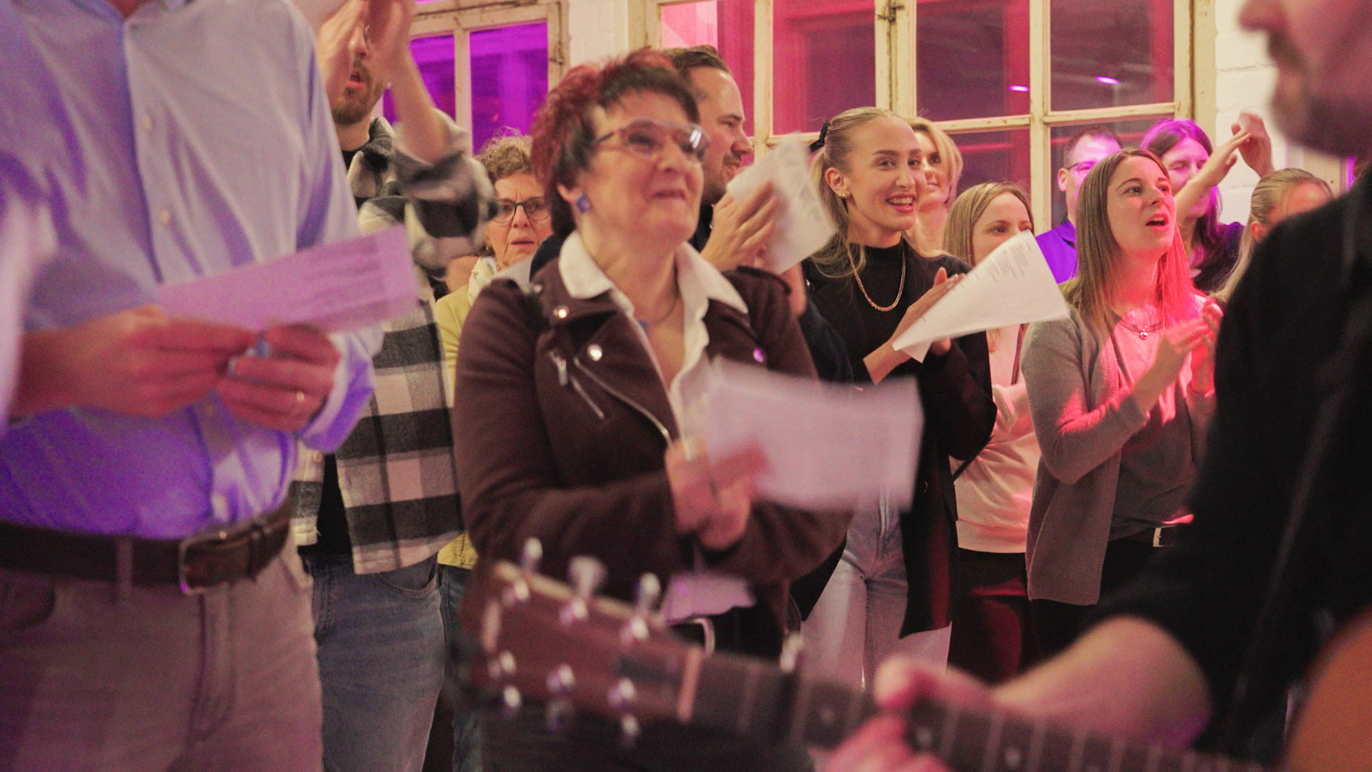 Singender Chor mit Gitarrist