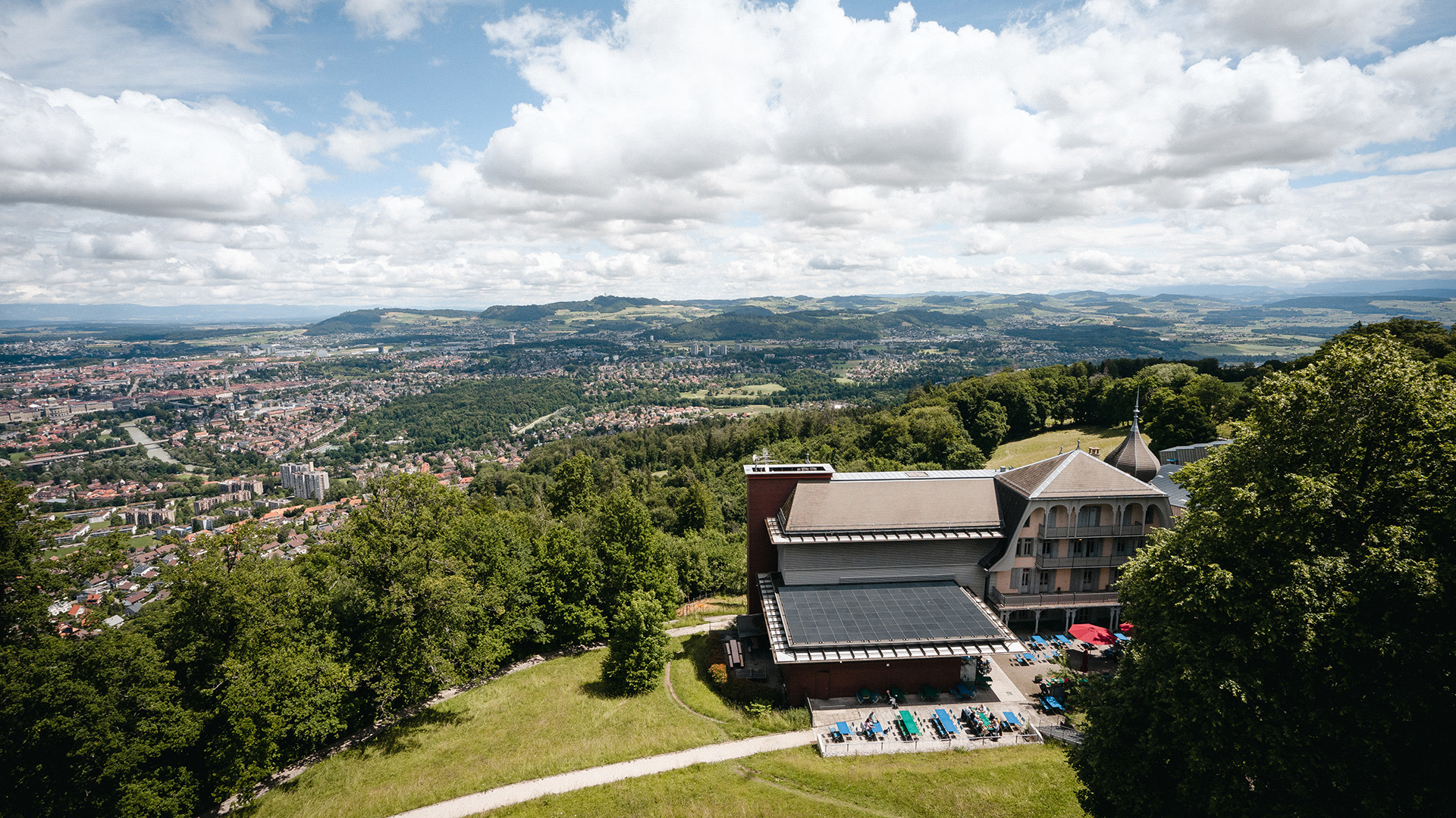 Sicht des Hauptgebäude von Aussichtsturm