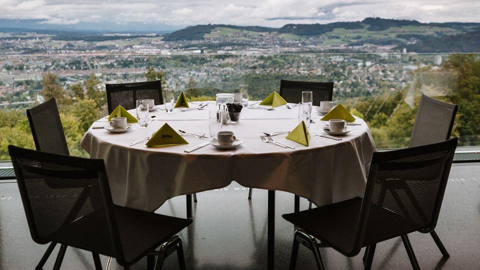 Gedeckte Brunchtische im Pavillon mit Aussicht auf Bern