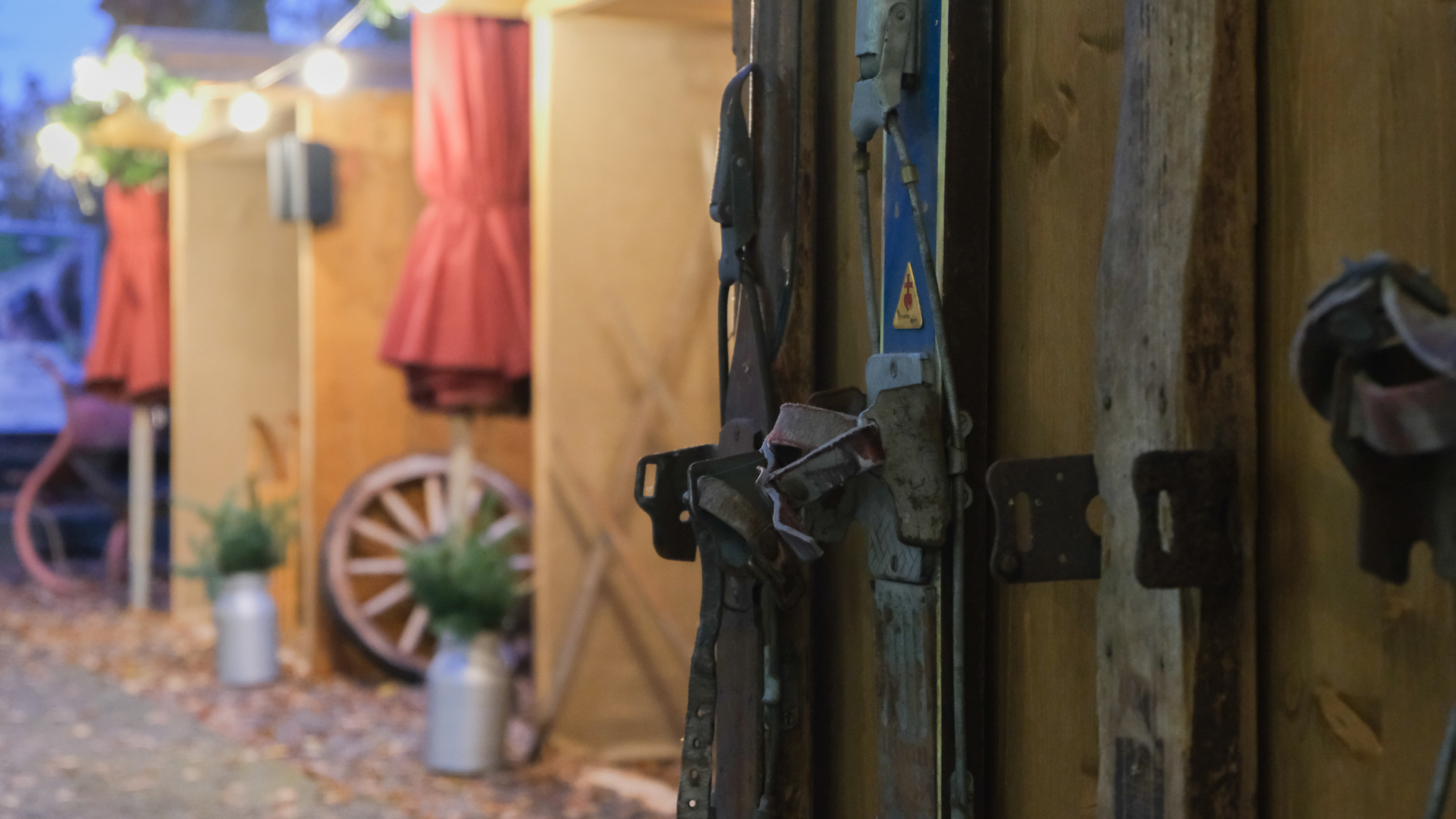 Alte Skis als Dekoration am Chalet im Winterdorf