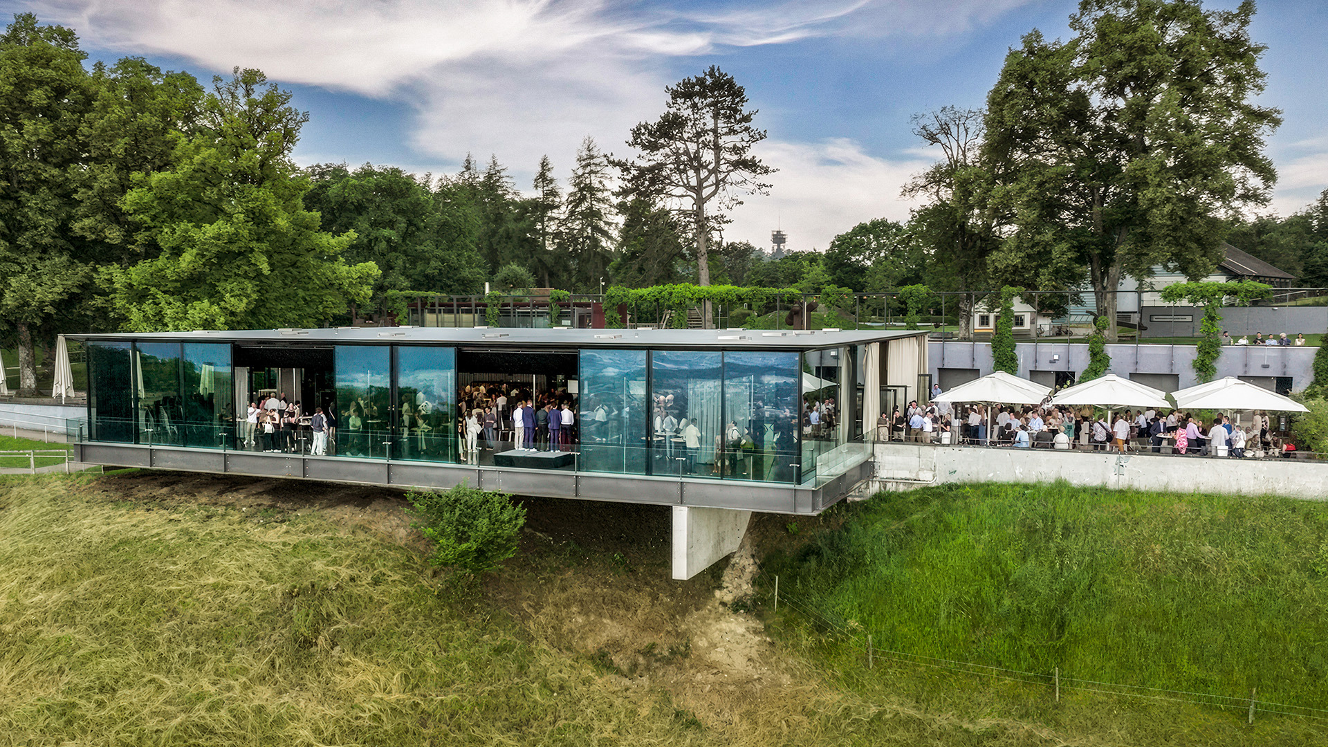 Anlass im Glasgebäude und Terrasse