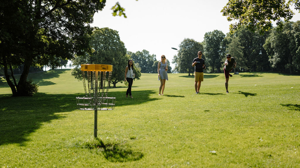 Eine Gruppe spielt Discgolf auf dem Gurten
