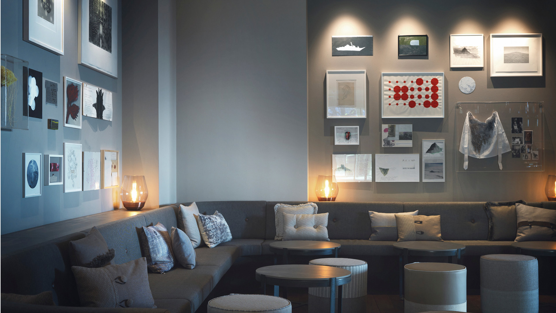 Kunstgalerie von in Lounge von restaurant Gurtners Sadhyo Niederberger und Künstlerpaar M.S. Bastian & Isabelle L.