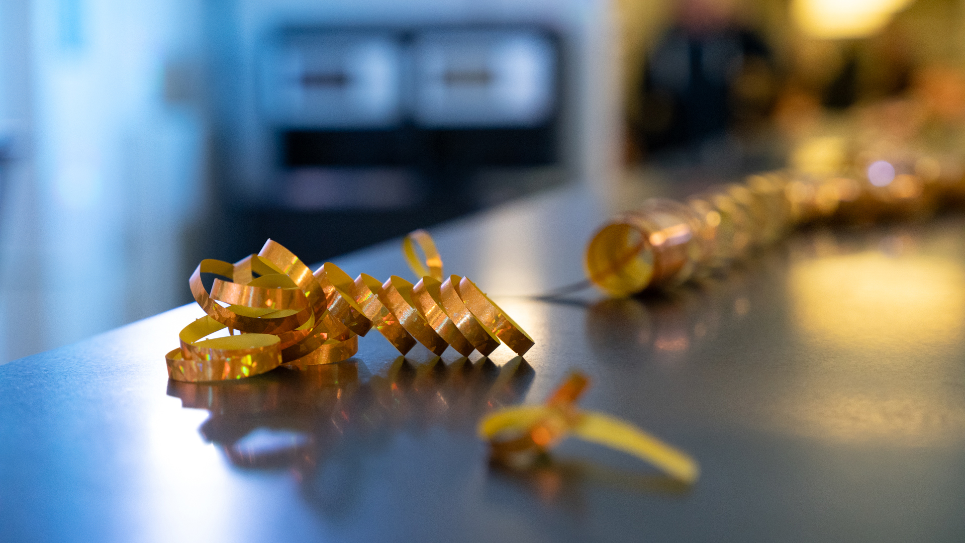 Goldene Luftschlange auf einem Tisch