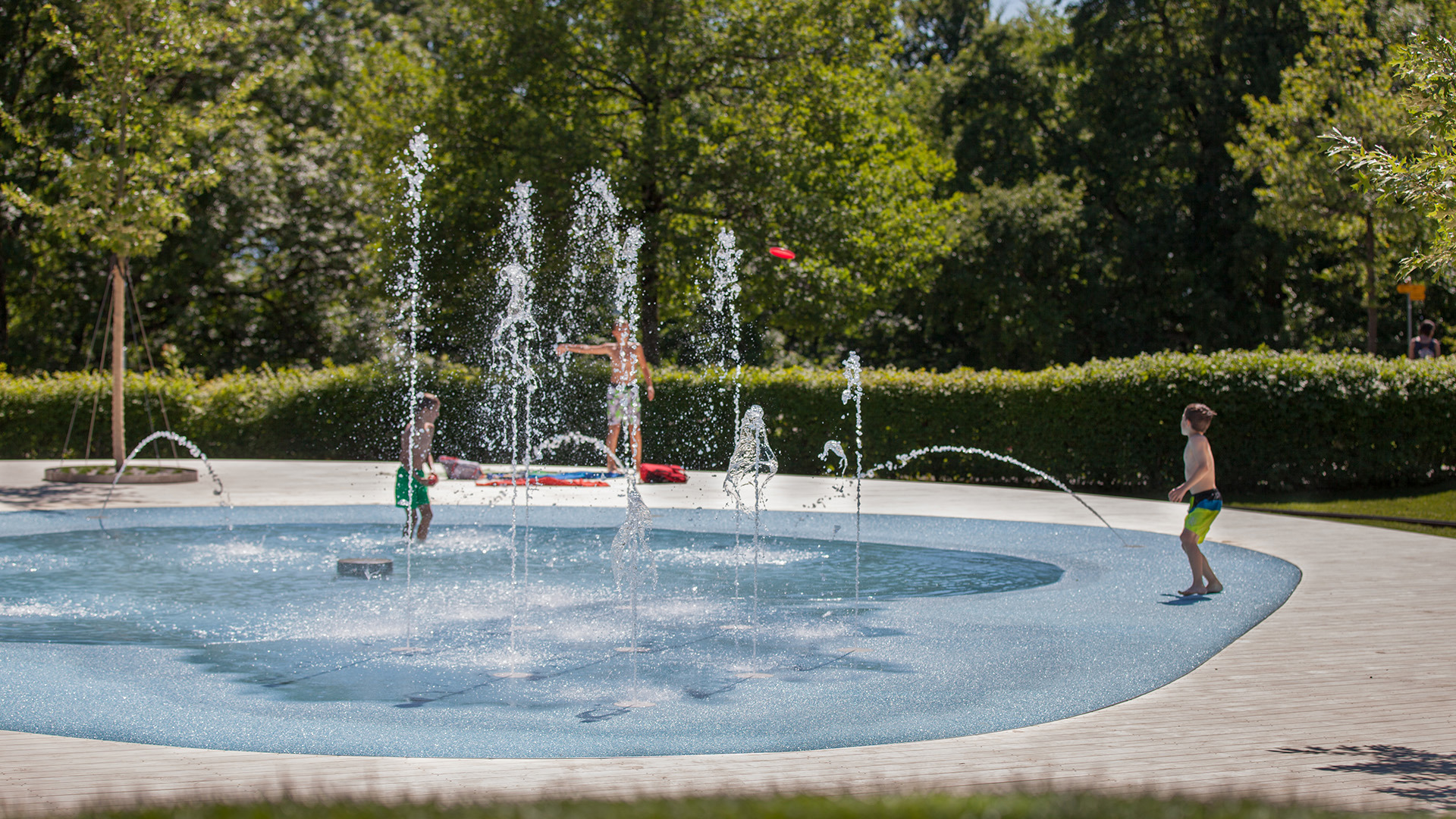 Zwei Kinder spielen im Wasser von Gurtenseeli