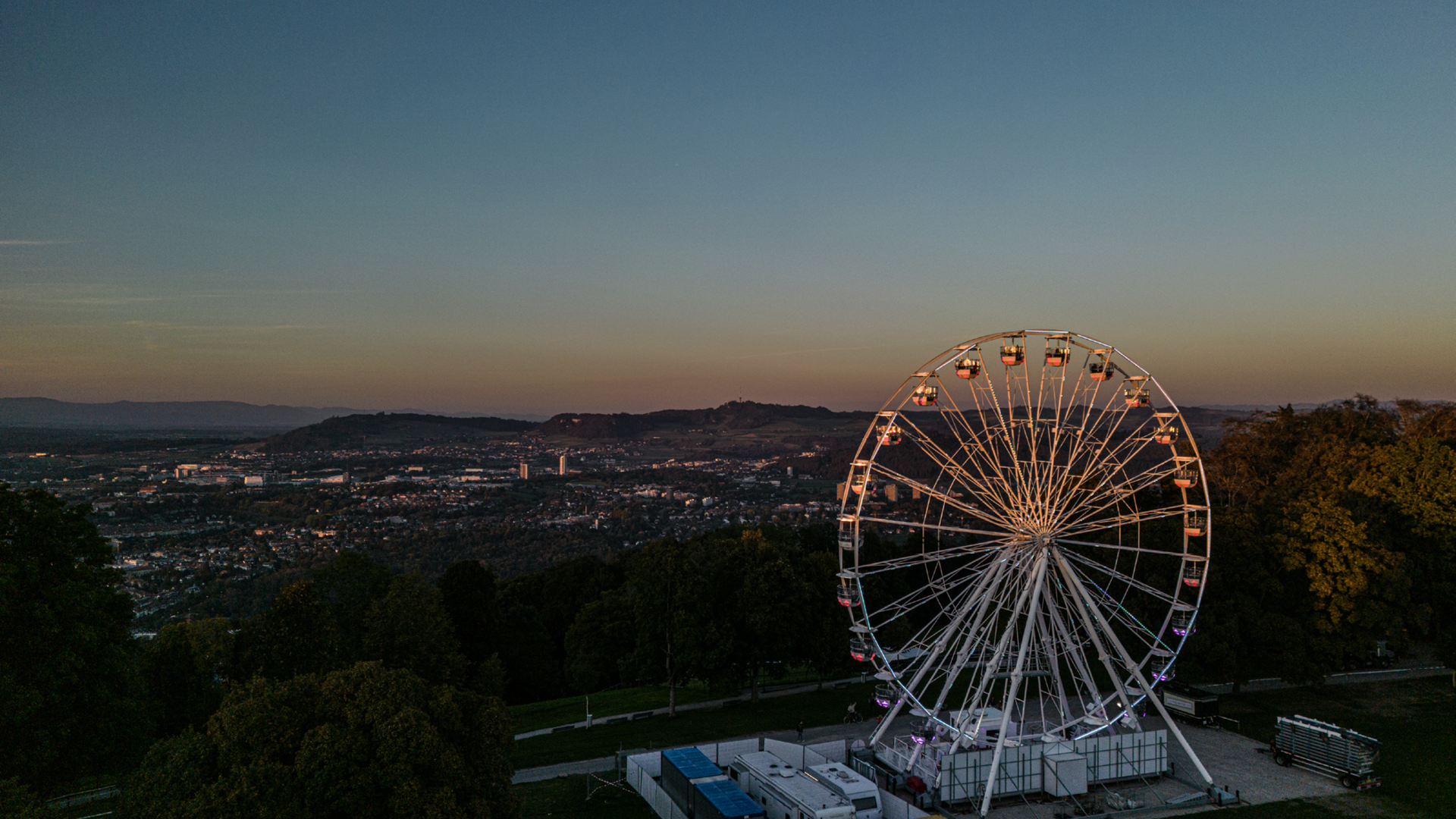Das Riesenrad in der Abenddämmerung.